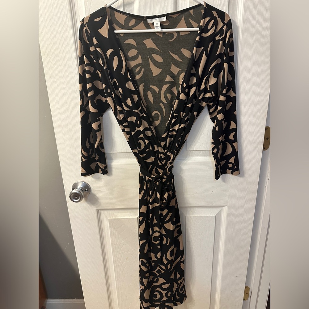 London Times Elegant Black and Tan Wrap Dress Size 14